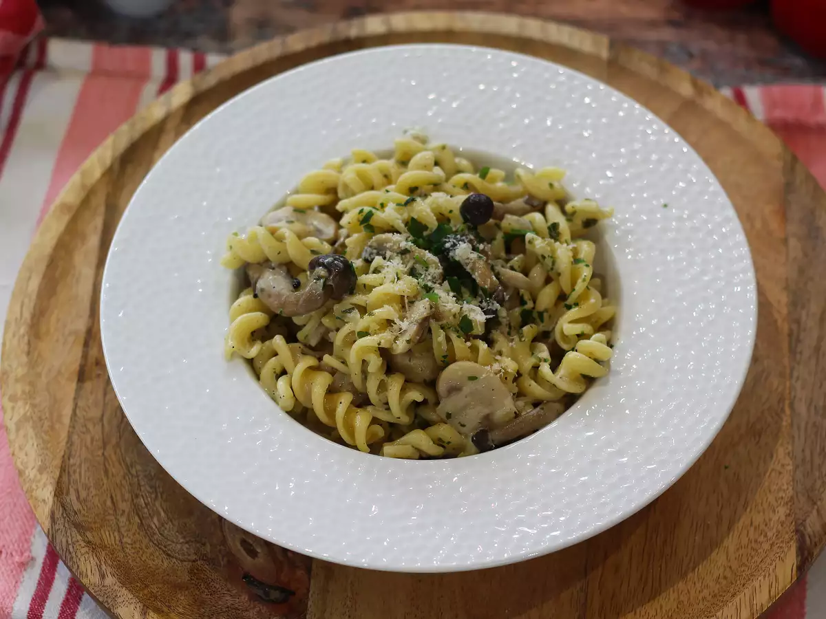 Pâtes aux shimeji et champignons bruns, sauce crémeuse - photo 2