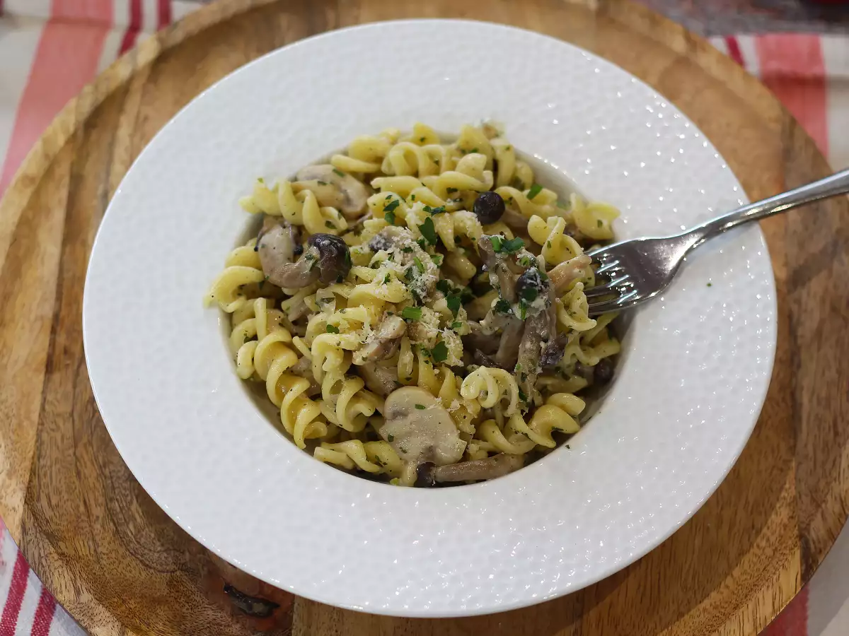 Pâtes aux shimeji et champignons bruns, sauce crémeuse - photo 4