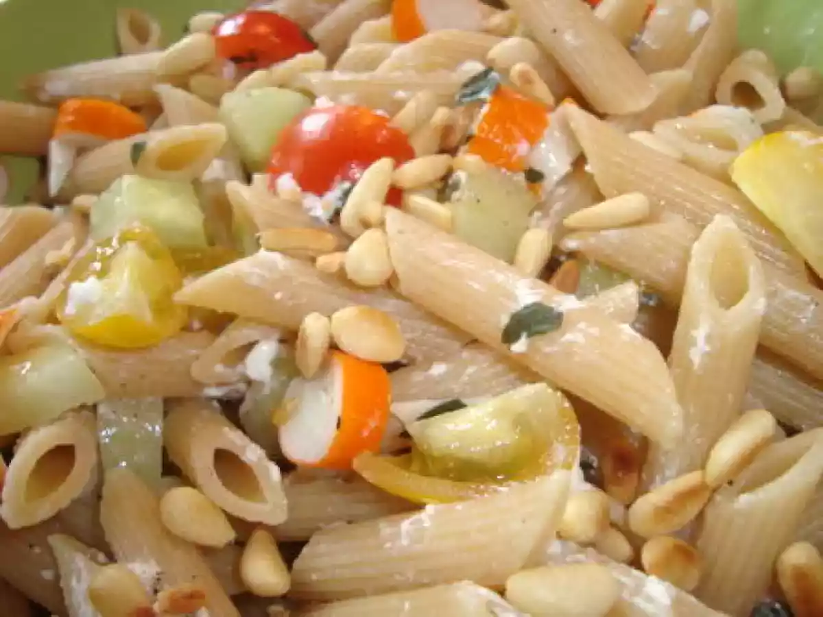 Pâtes complètes au surimi, tomates cerise, concombre et fromage frais - photo 2