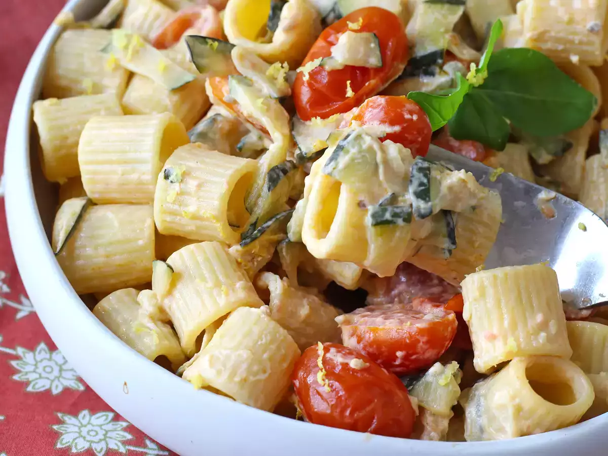 Pâtes crémeuses aux courgettes, tomates cerises, fromage frais et citron - photo 6
