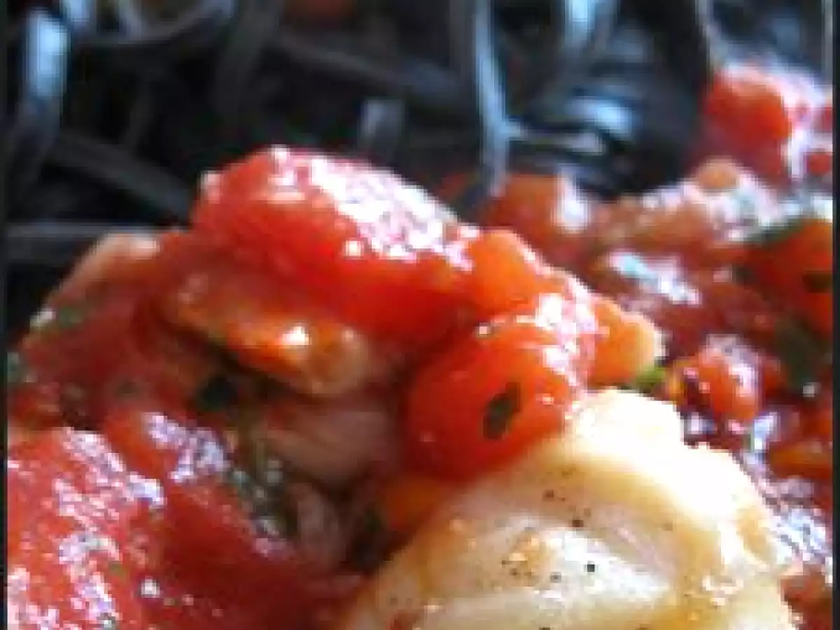 Pâtes noires (à l'encre de seiche) aux Saint-Jacques et à la tomate