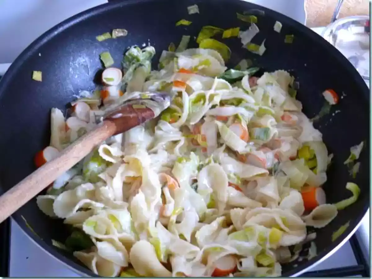 Pâtes papillons, poireau et surimi