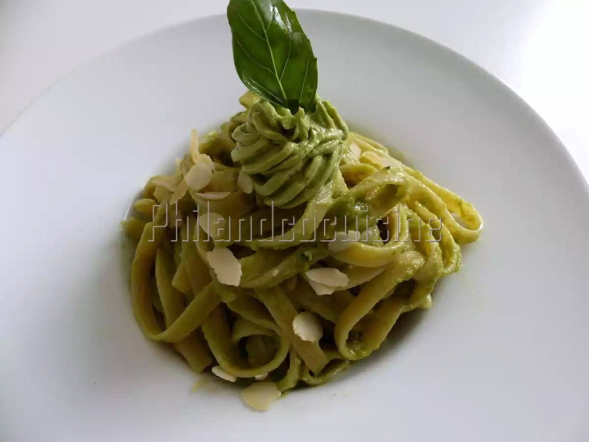Pâtes sauce à l'avocat, amande, parmesan et basilic