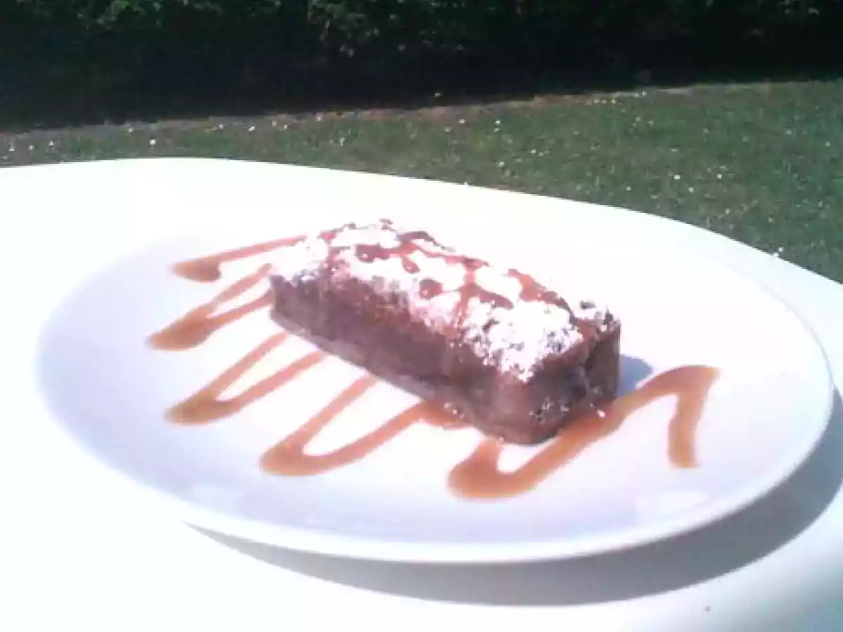 Pavé au chocolat au lait et coulis de caramel au beurre salé