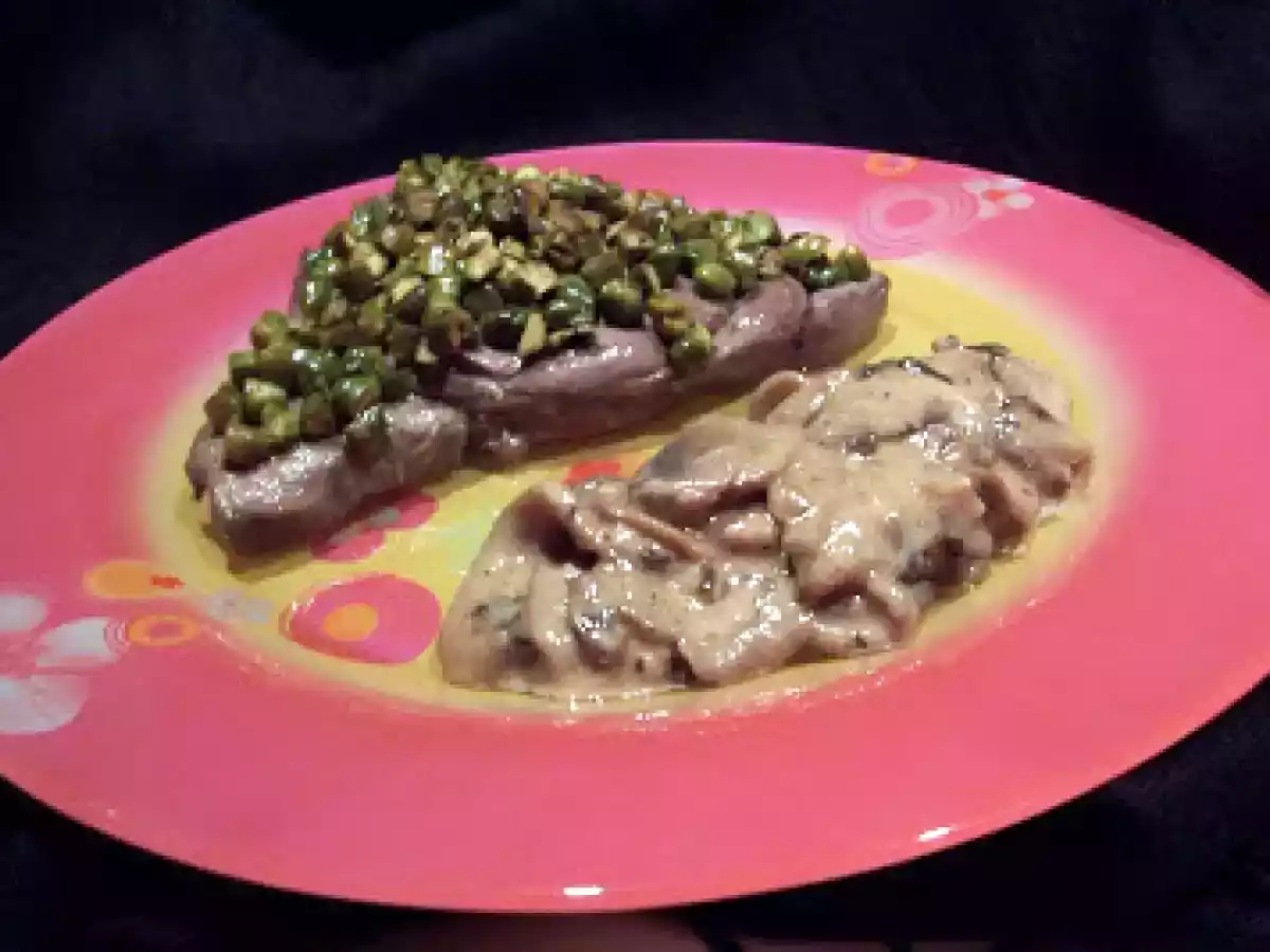 Pavé de biche en croûte de pistaches et poêlée de champignons de Paris au Porto