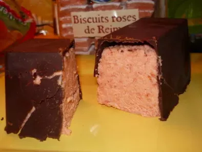 Pavé de biscuits roses de Reims couvert de chocolat