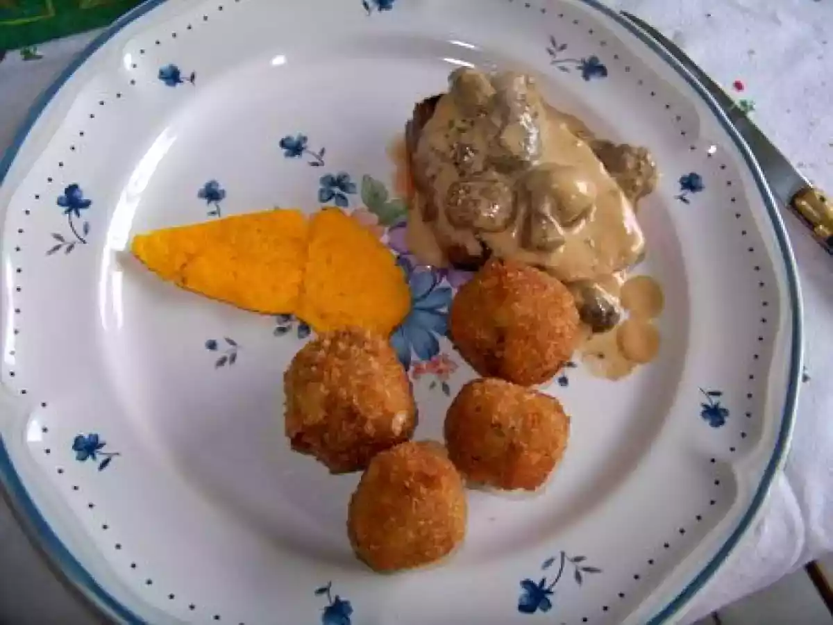 Pavé de bison sauce aux morilles, pommes dauphine cèpes et truffes