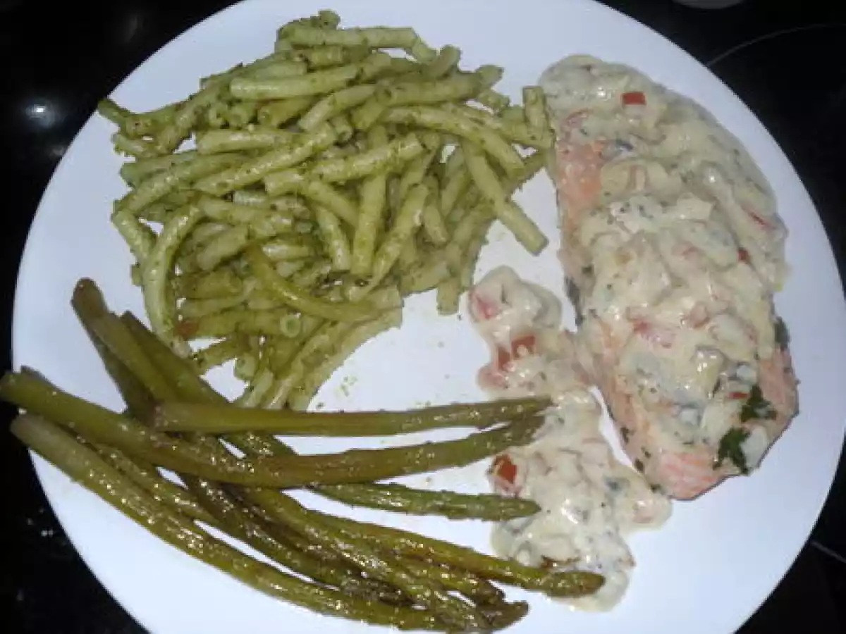 PAVE DE SAUMON AU BASILIC ET SAUCE AU VIN BLANC