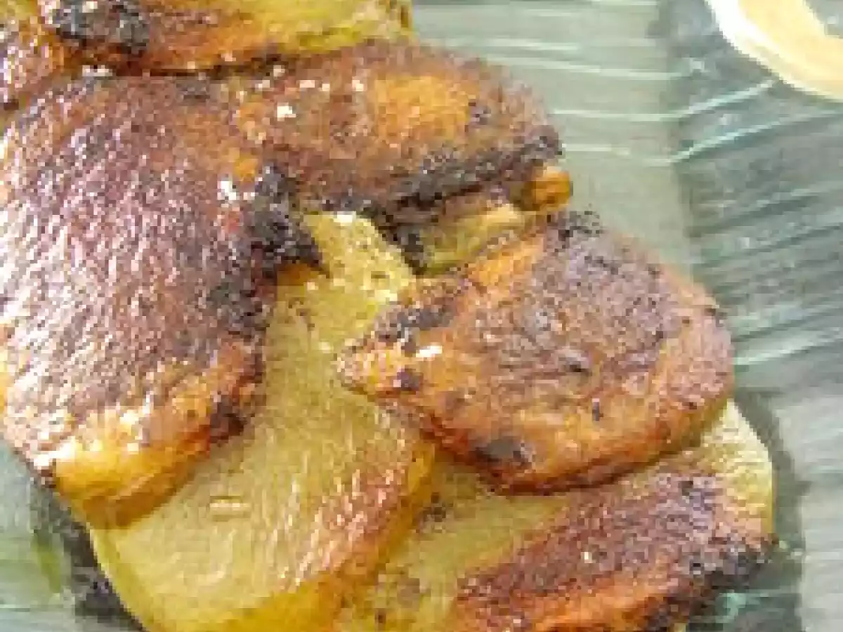 Pavé de saumon en écailles de pommes de terre à la crème de roquette.