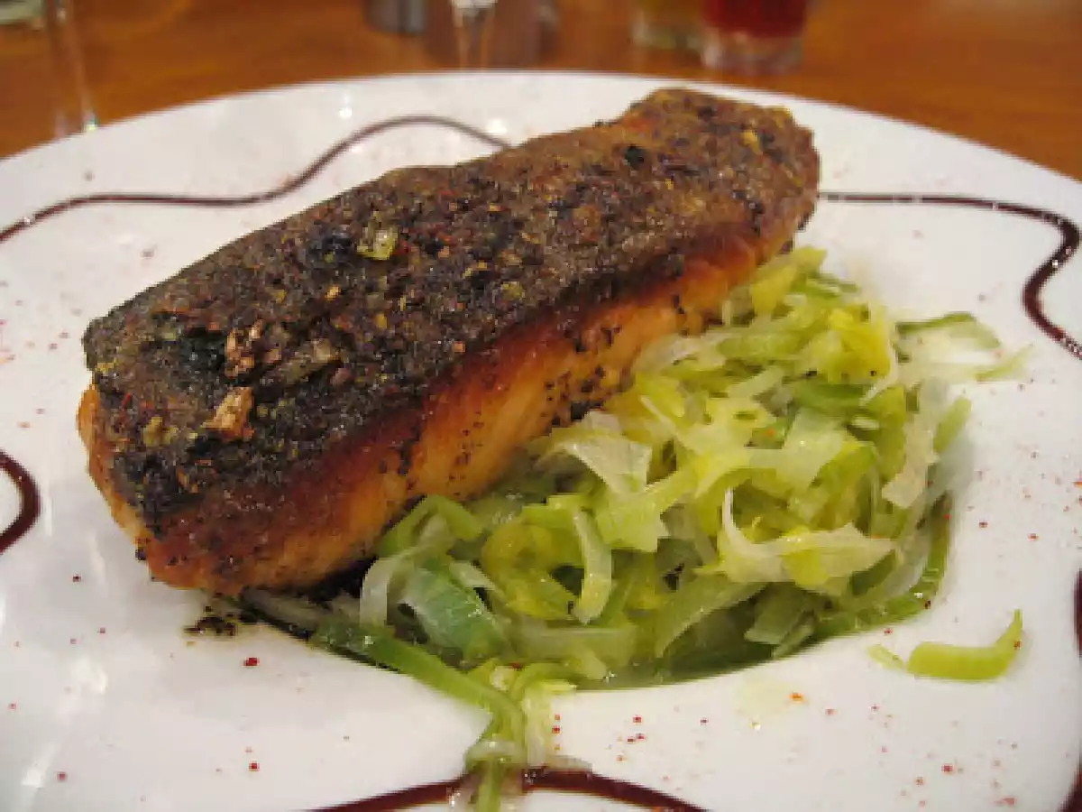 Pavé de saumon poêlé aux poireaux et à l'orange, huile curry.