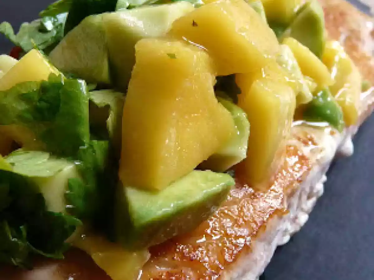 Pavé de saumon salsa de mangue et d'avocat à la coriandre