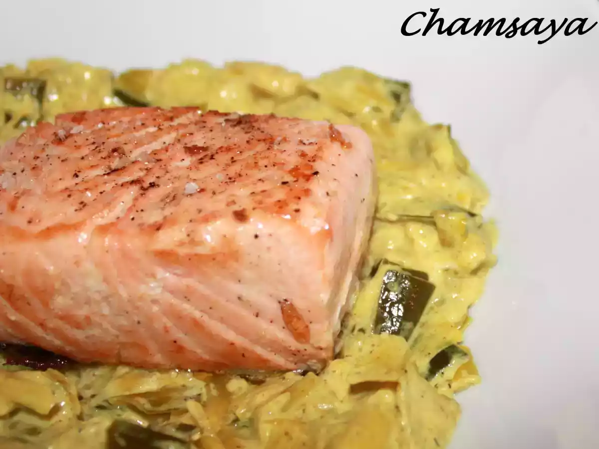 Pavé de saumon sur son lit de poireaux au curry