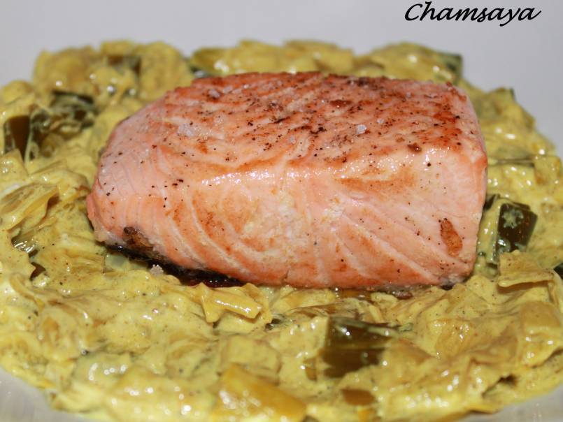 Pavé de saumon sur son lit de poireaux au curry - Recette Ptitchef