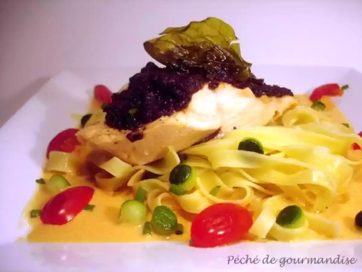Pavé de saumon vapeur à la tapenade, sauce au poivron rouge