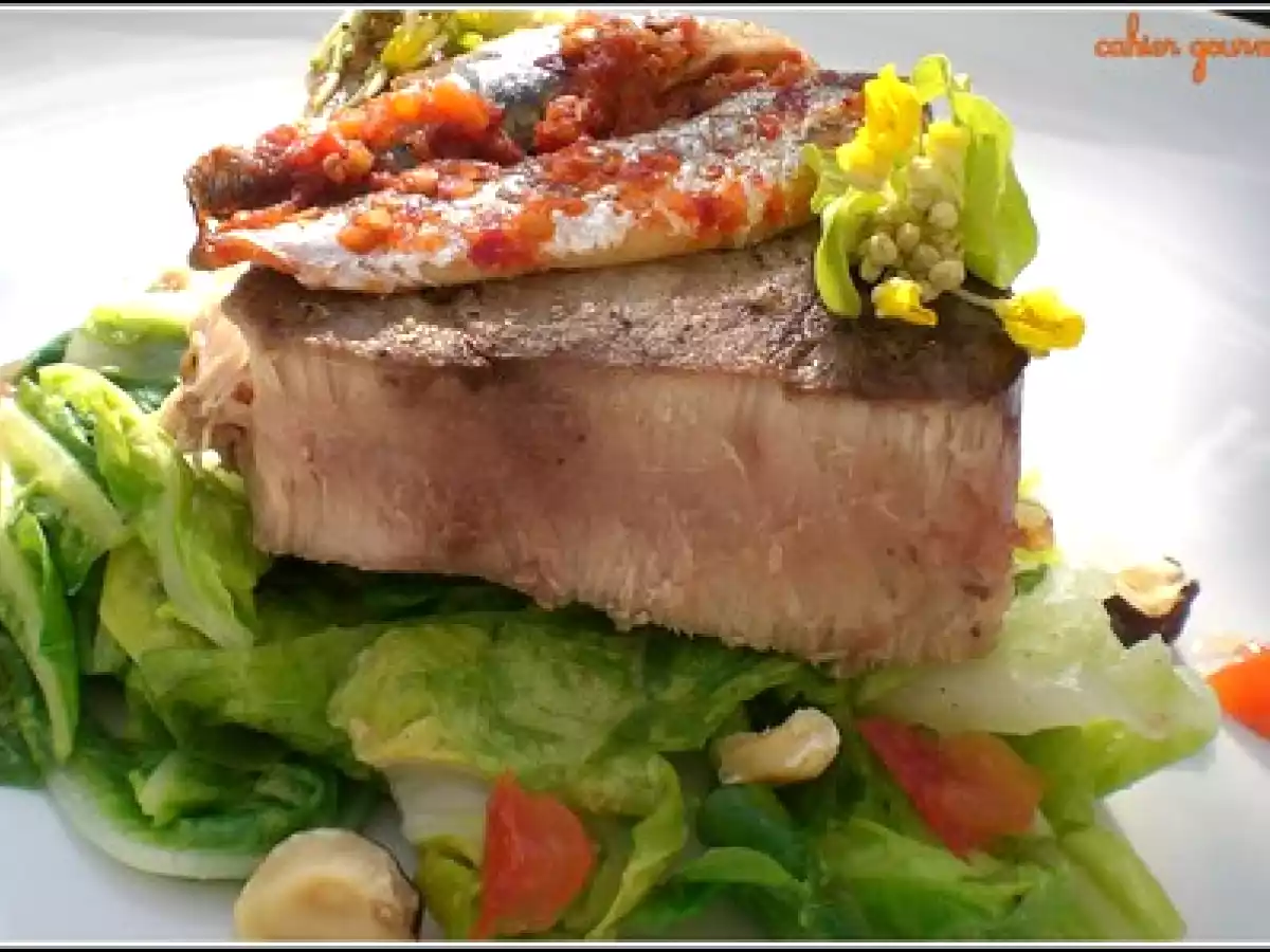 Pavé de thon blanc piqué à l'anchois, chou pak choï sauté