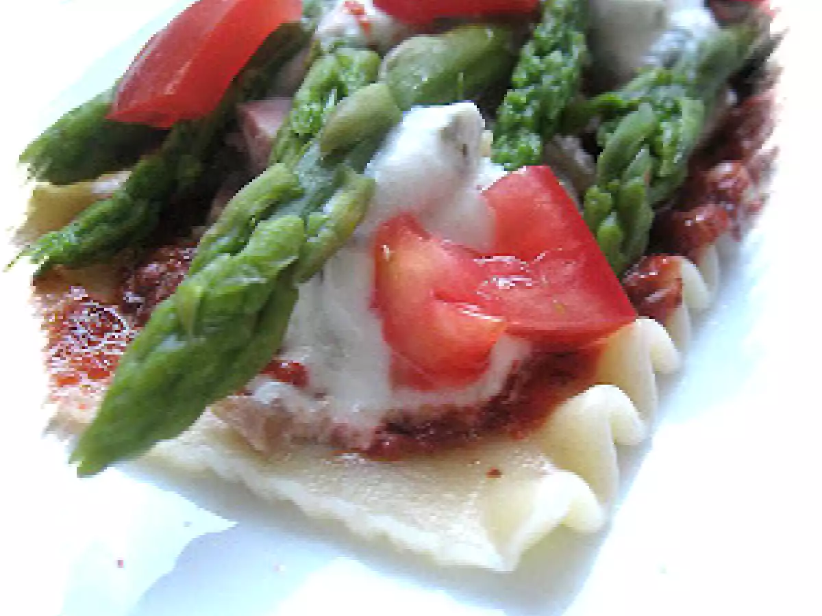 Pavés de lasagnes aux asperges, au canard confit et aux noisettes