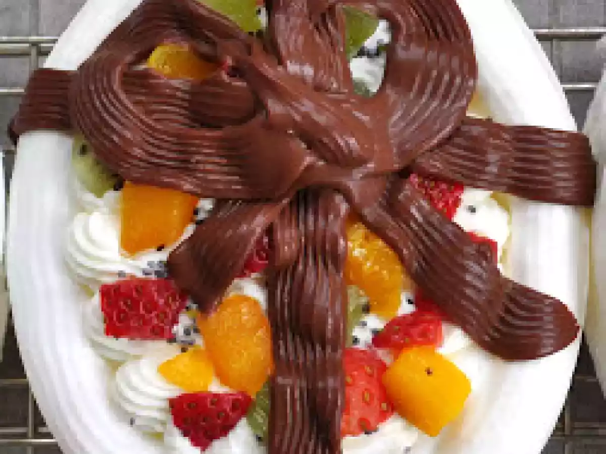 Pavlova aux fruits frais, chantilly au pavot, et ruban en chocolat
