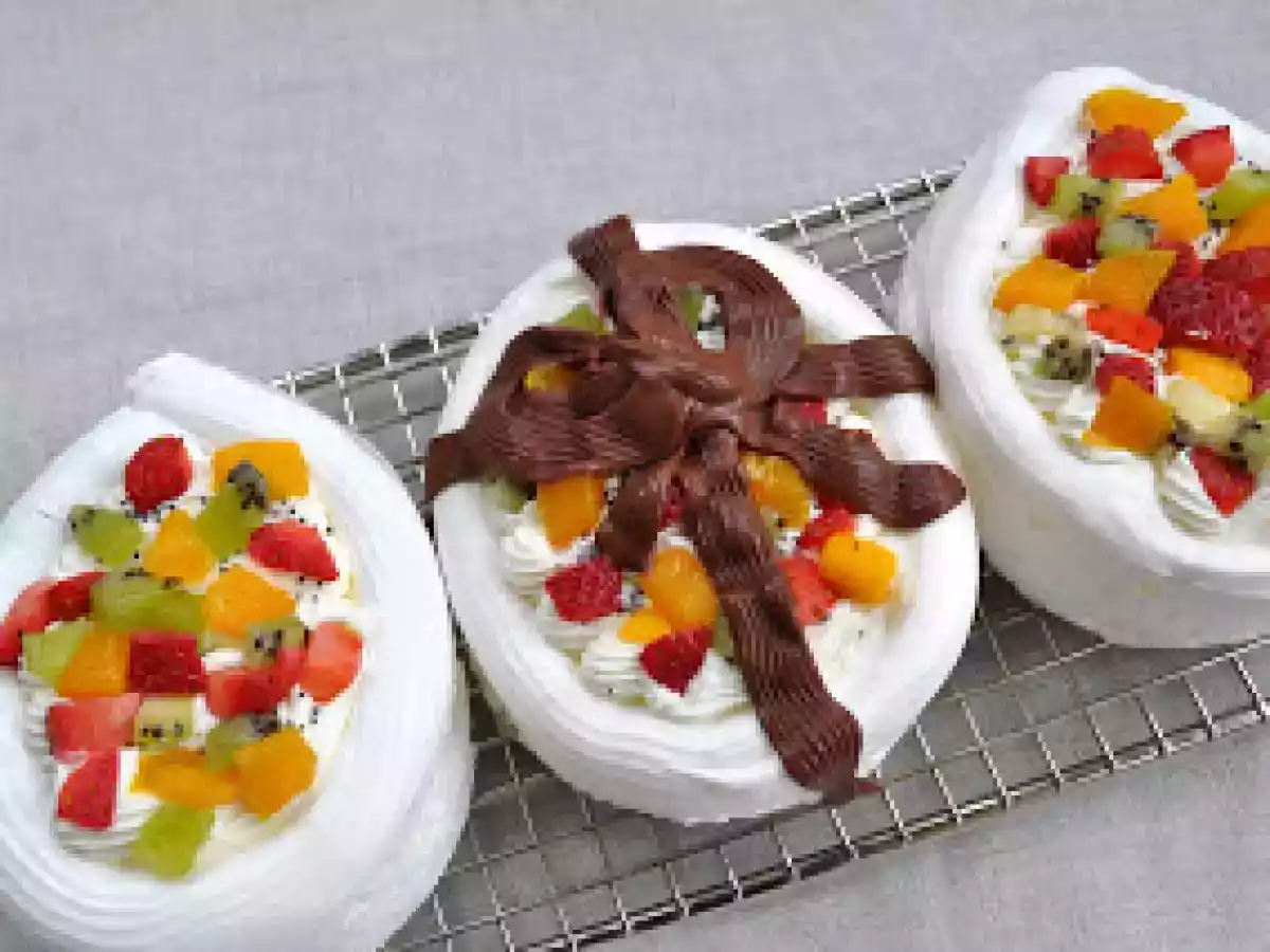 Pavlova aux fruits frais, chantilly au pavot, et ruban en chocolat - photo 2