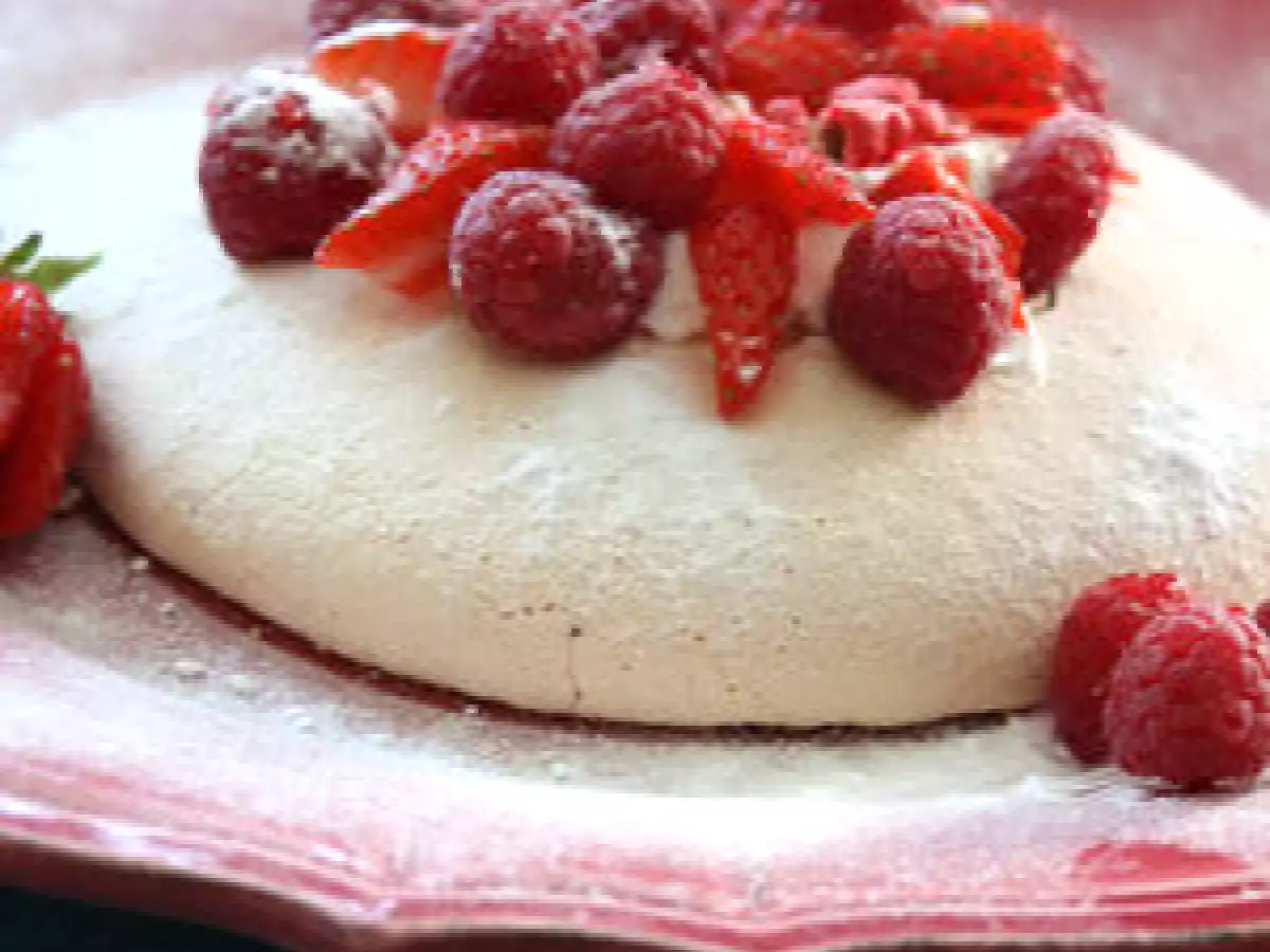 Pavlova aux fruits rouges et aux délicieux petits suisses battus - photo 2
