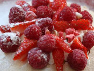 Pavlova aux fruits rouges et aux délicieux petits suisses battus