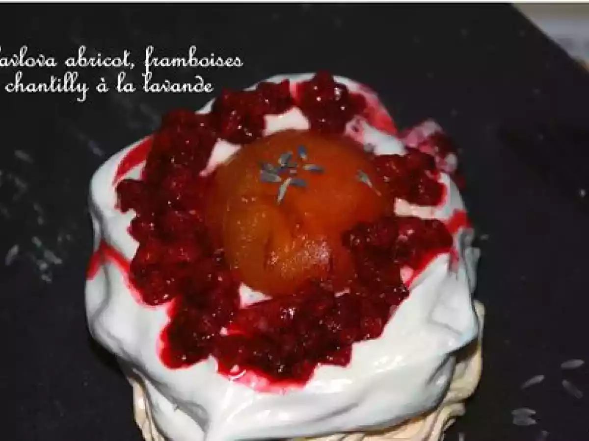 Pavlova d'été aux abricots, framboises et chantilly à la lavande
