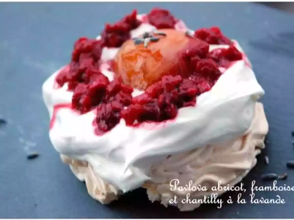 Pavlova d'été aux abricots, framboises et chantilly à la lavande - photo 2