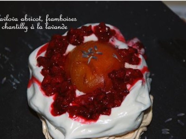 Pavlova D Ete Aux Abricots Framboises Et Chantilly A La Lavande Recette Ptitchef