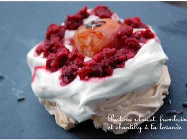 Pavlova D Ete Aux Abricots Framboises Et Chantilly A La Lavande Recette Ptitchef