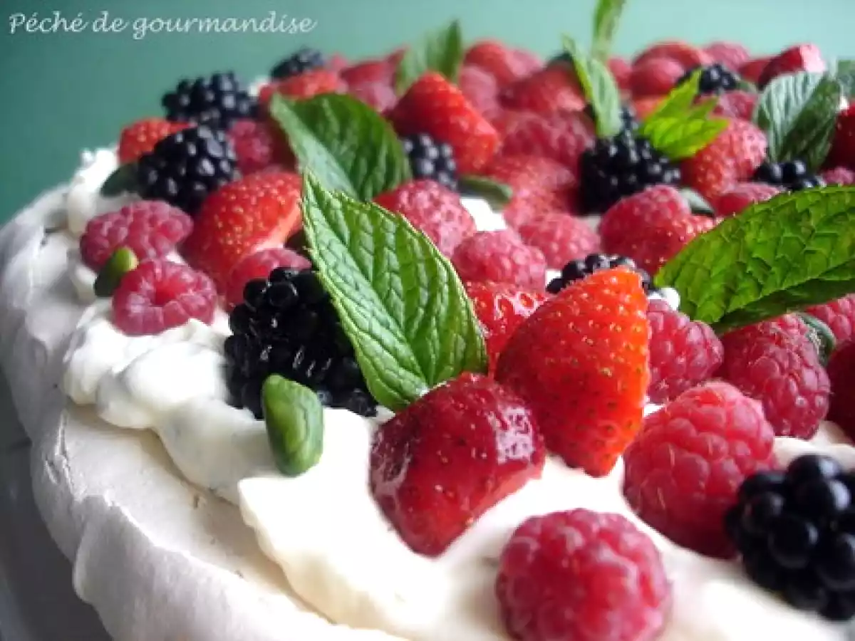 Pavlova de pistaches, crème de citron vert et fruits rouges - photo 2