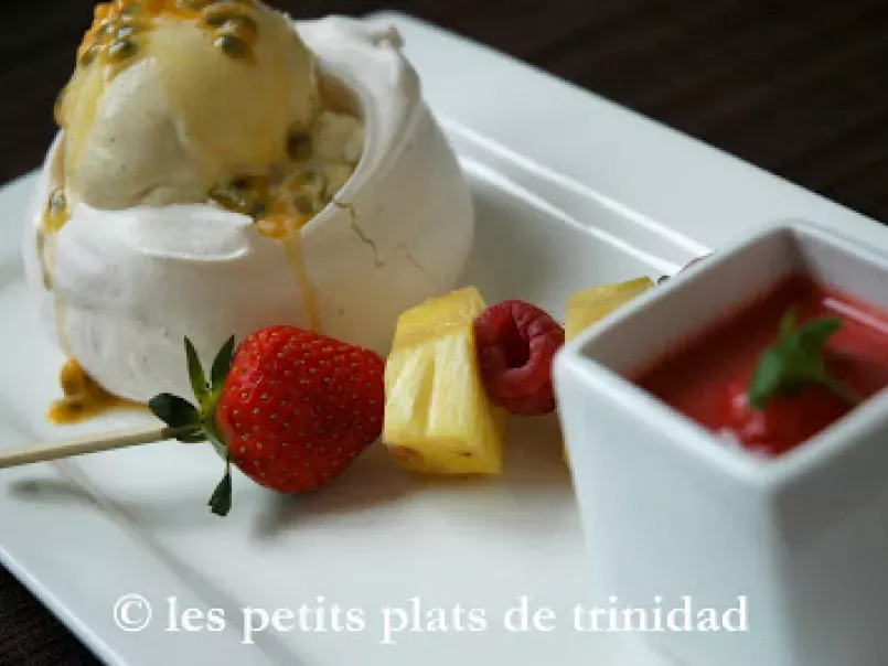 Pavlova glacée vanillée, brochette de fruits et soupe de fraises