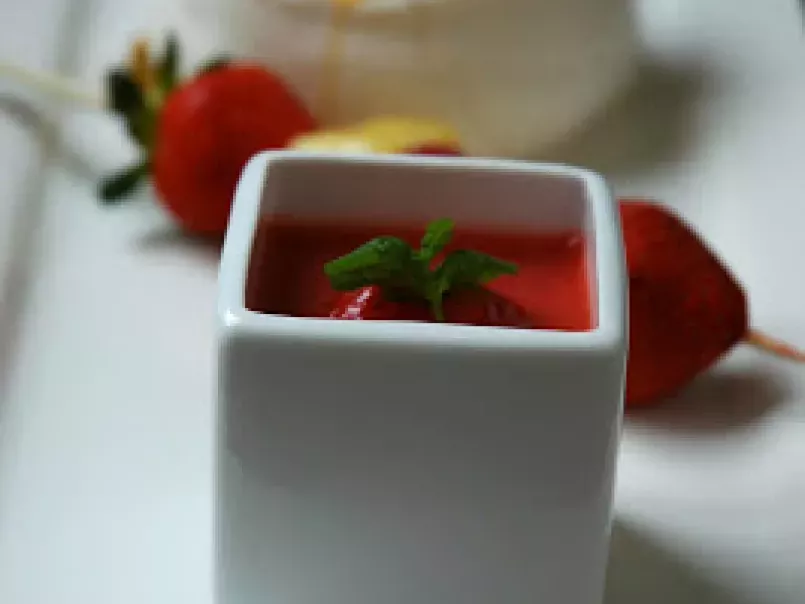 Pavlova glacée vanillée, brochette de fruits et soupe de fraises - photo 2