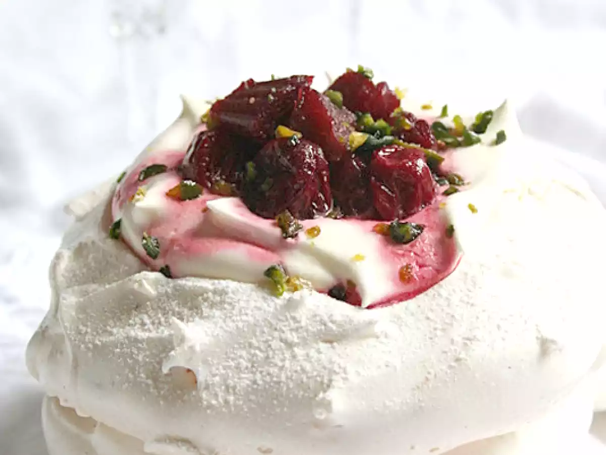 Pavlova Royale: Rhubarbe-Cerises, Crème Ivoire