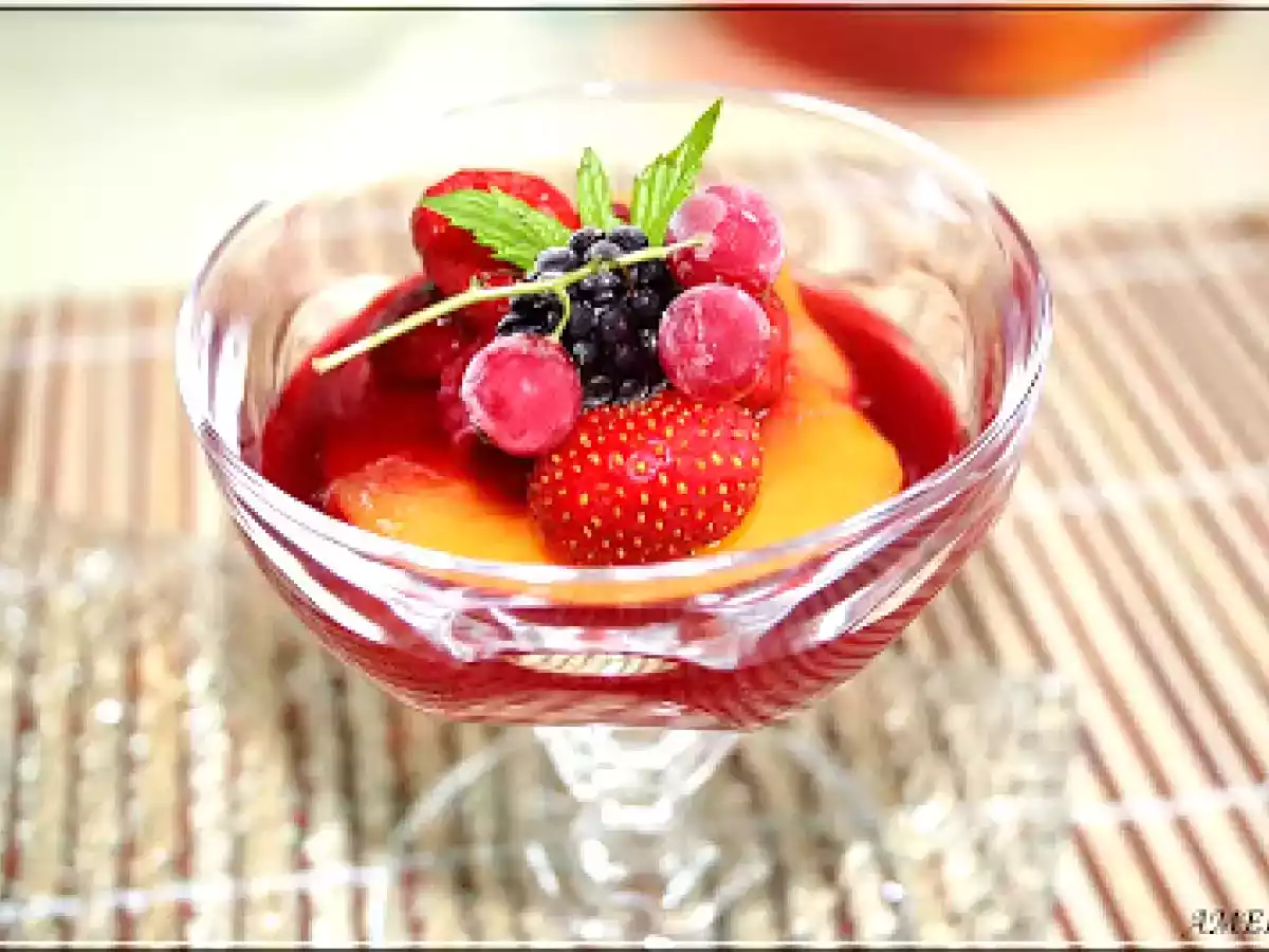 PECHES AU SIROP DE MUSCAT ET FRUITS ROUGES