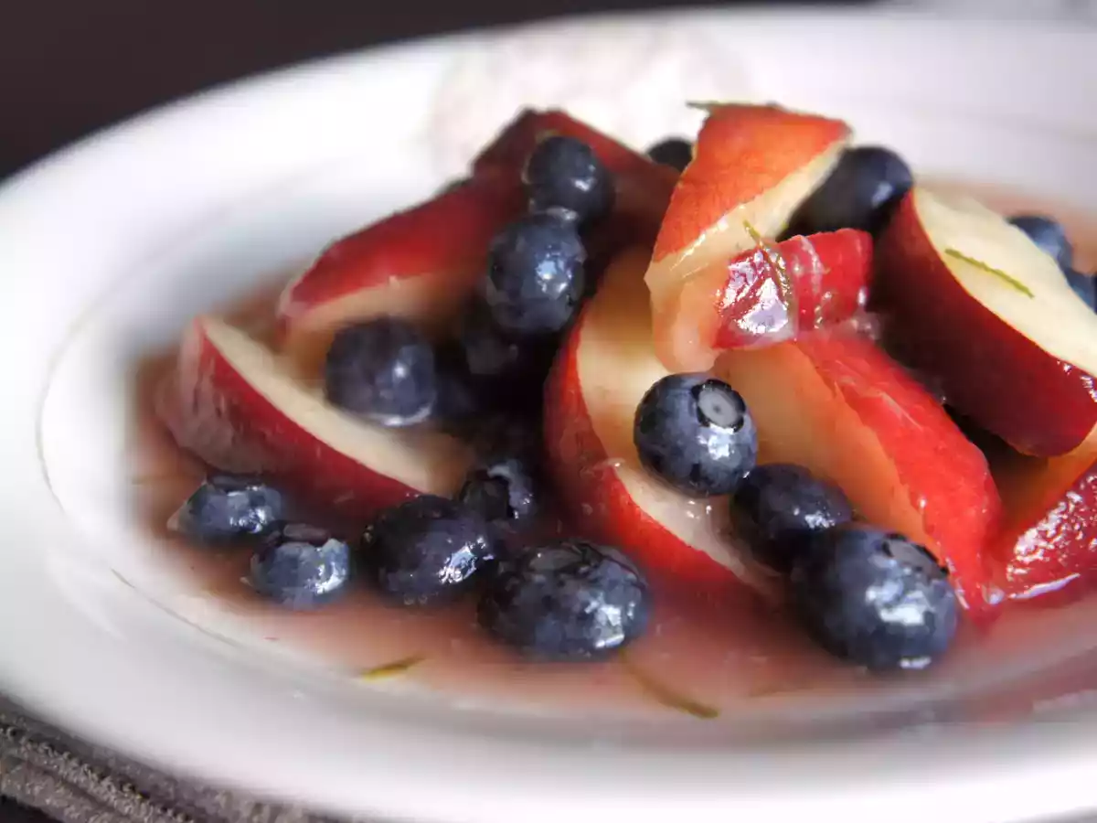 Pêches et myrtilles en salade - photo 2