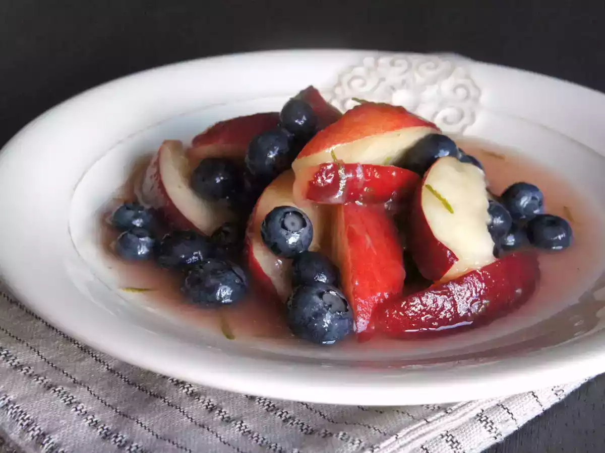 Pêches et myrtilles en salade - photo 3