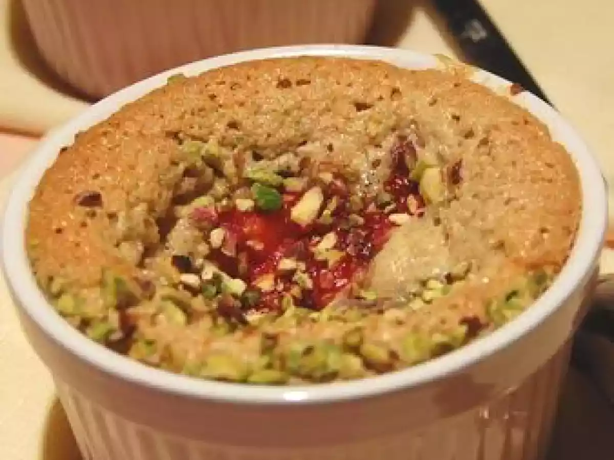 Pêches melba dans un biscuit amandes et pistaches, sans gluten