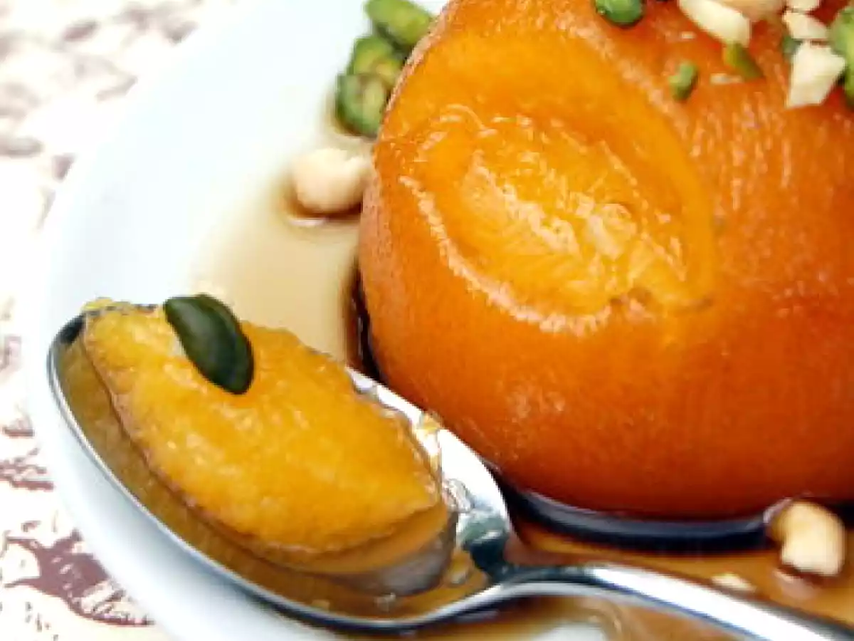 Pêches pochées à la verveine et aux amandes fraiches