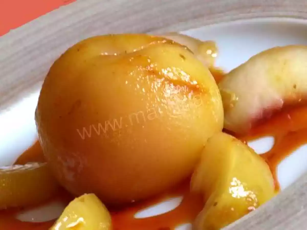 Pêches pochées au safran et à la fève tonka