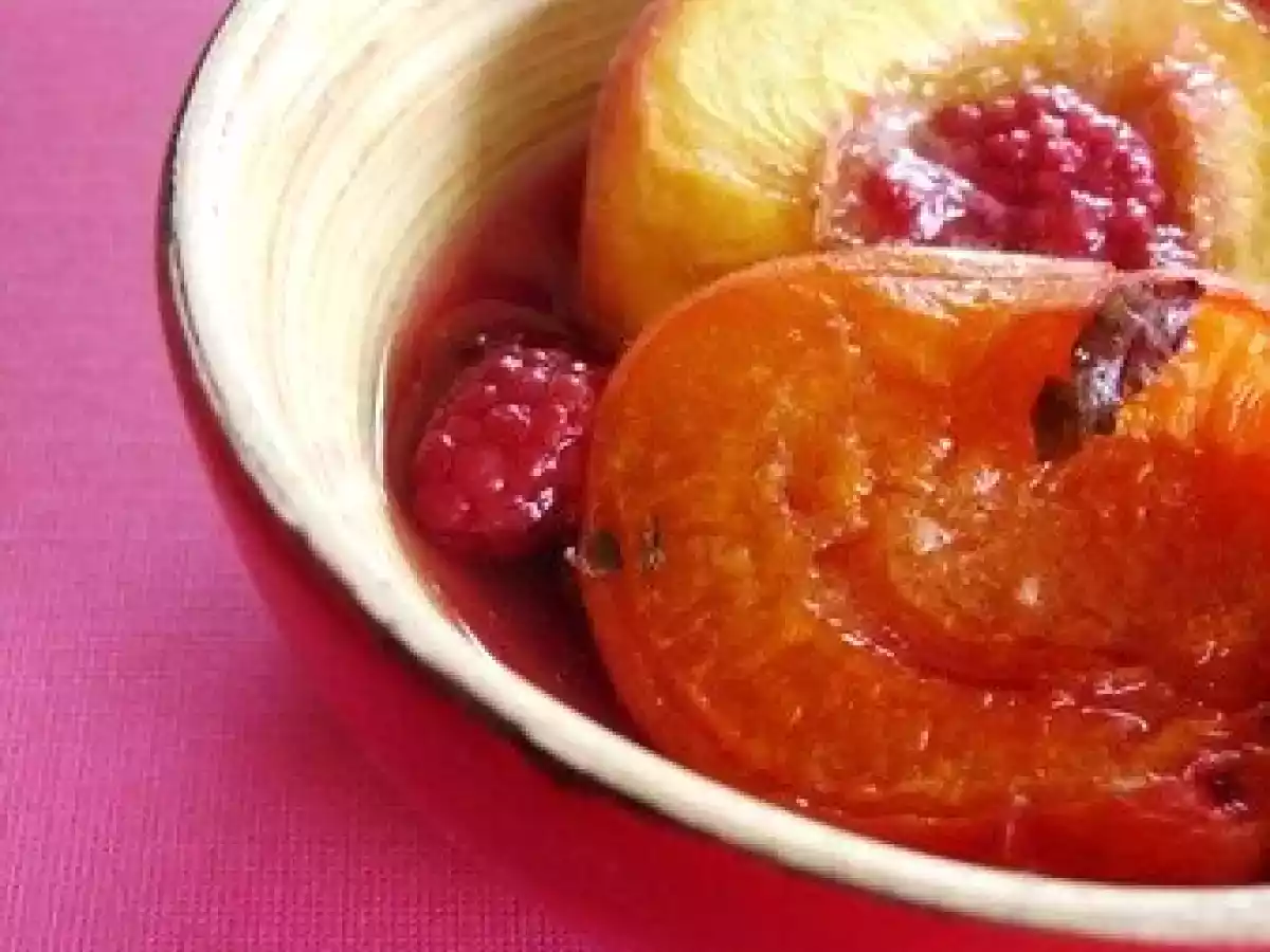 Pêches rôties à la mélisse