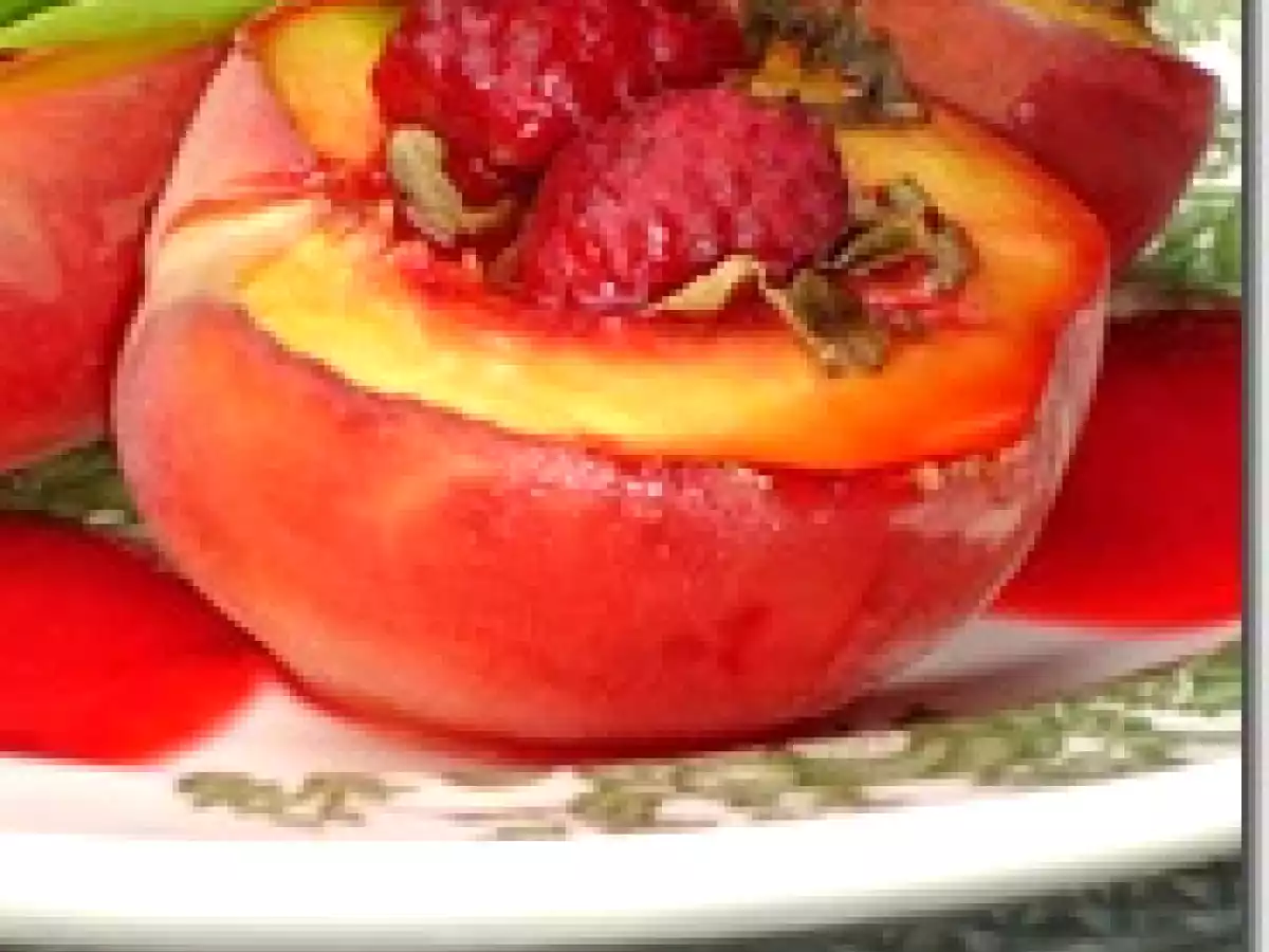 Pêches Rôties aux Framboises et Basilic