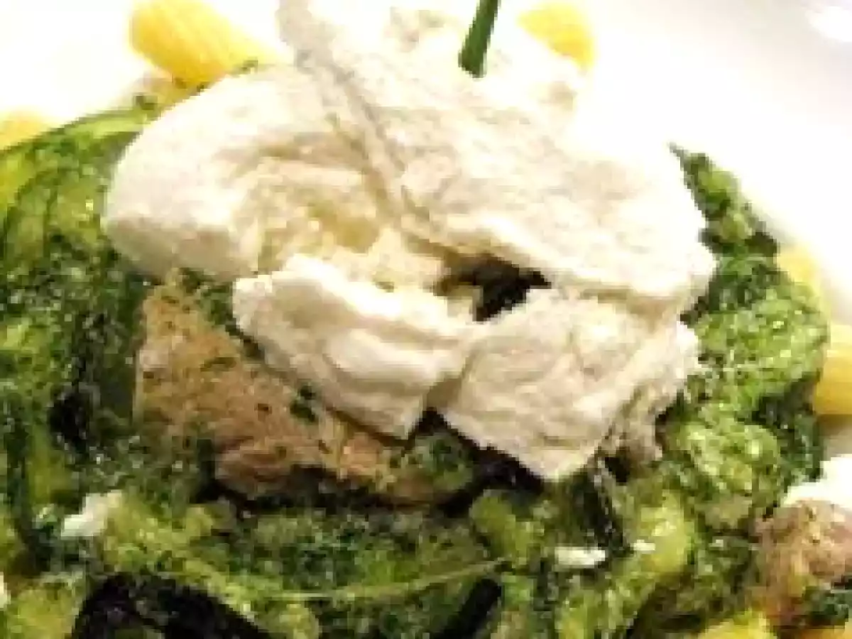 Penne à l'émincé de veau, sauce aux fines herbes.