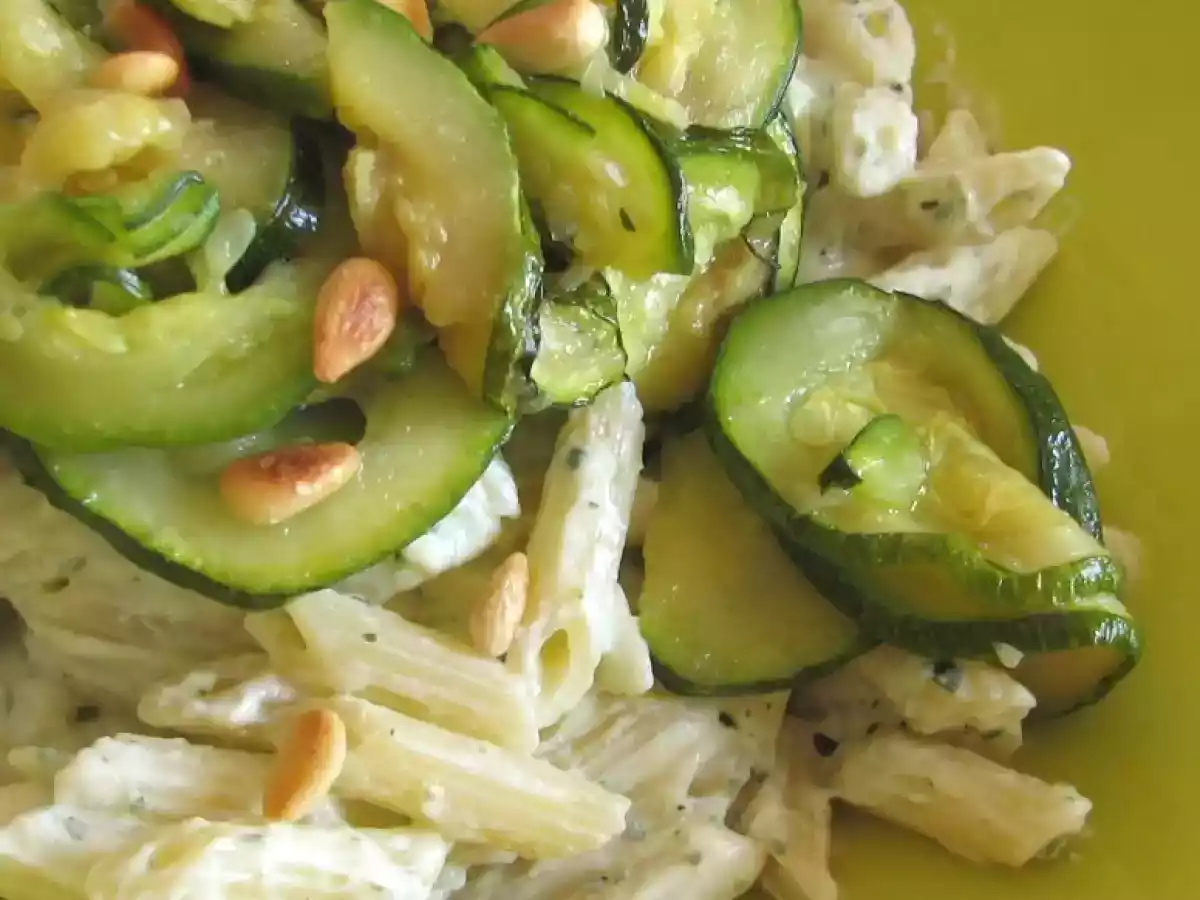 Penne aux courgettes grillées, ricotta, ail, menthe et pignons