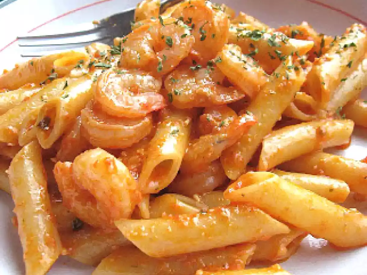 Penne aux crevettes et au pesto rouge