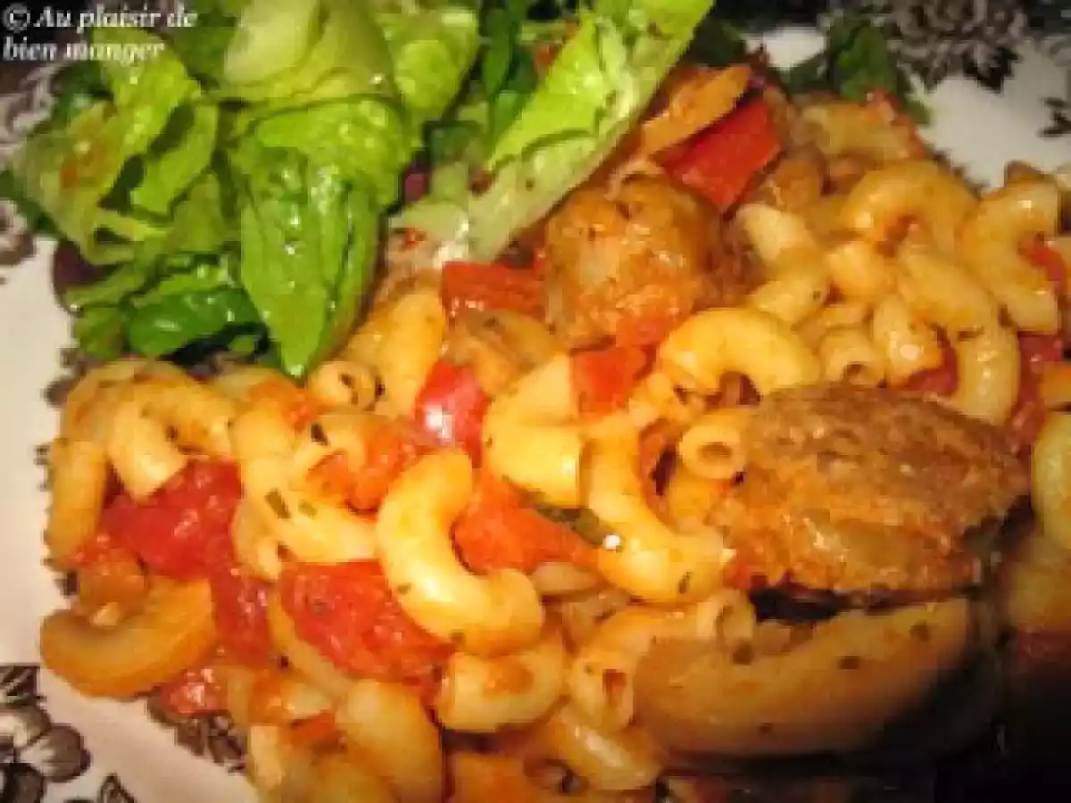 Penne aux saucisses, sauce aux tomates et à la crème
