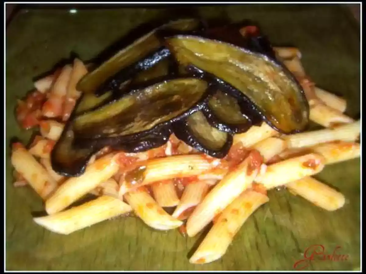 Penne sauce piquante et aubergines grillées