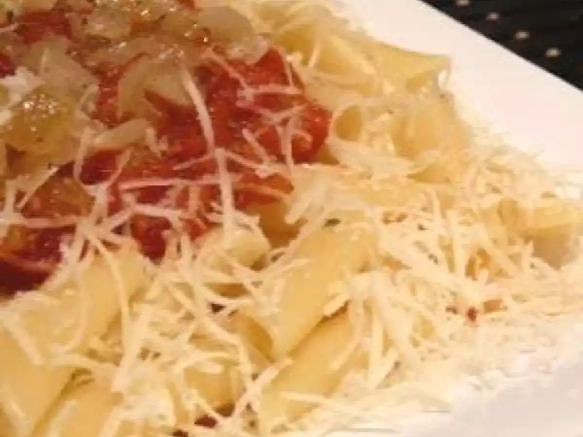 Penne sauce tomate et oignons caramélisés