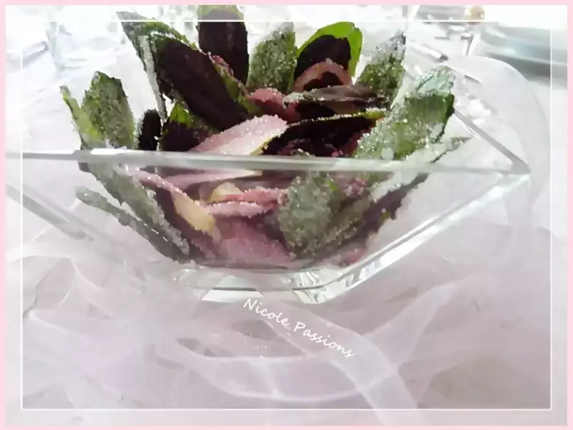 pétales de roses et feuilles de menthe cristallisées et chocolatées - photo 2