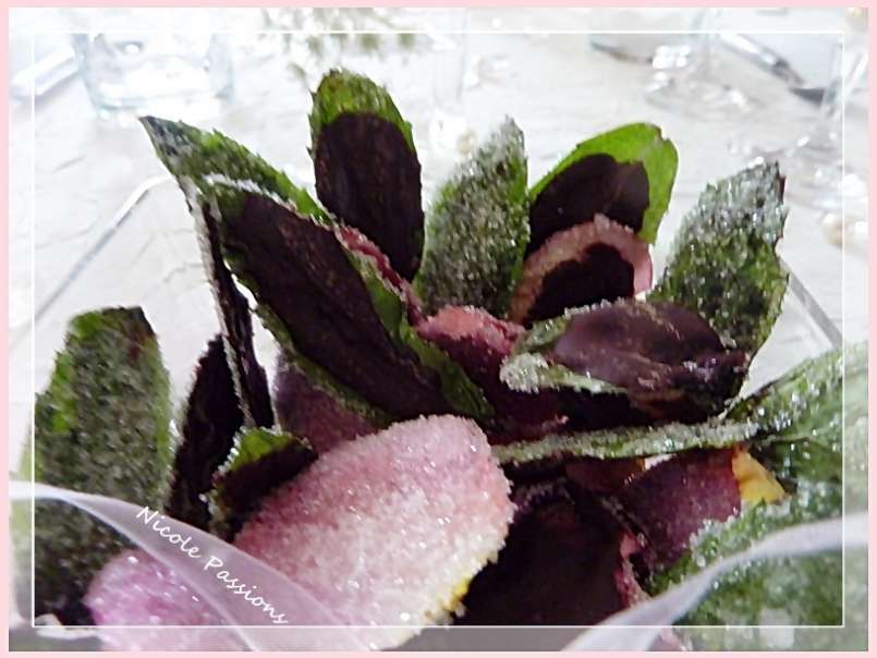 pétales de roses et feuilles de menthe cristallisées et chocolatées - photo 3