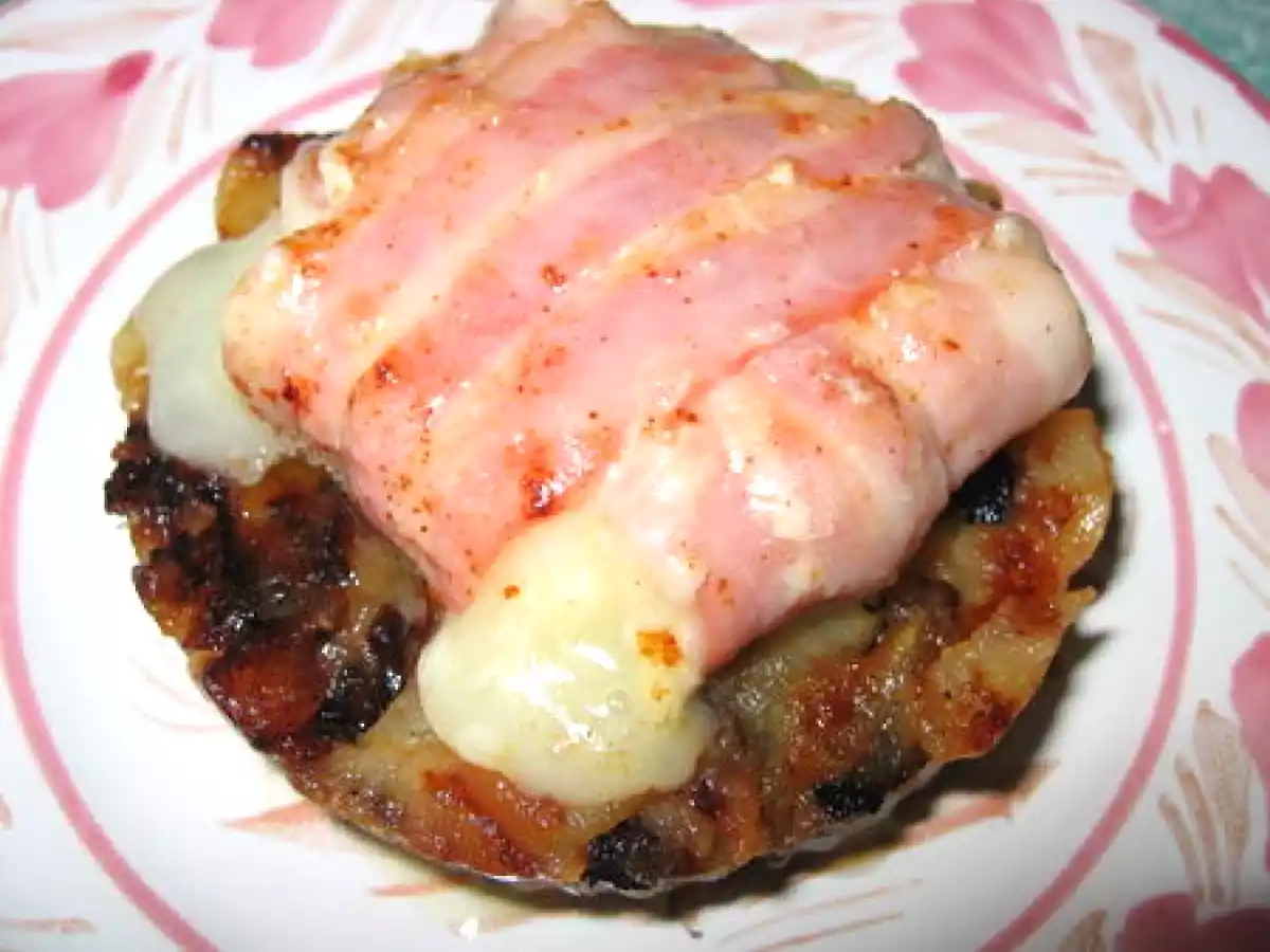 Petit chèvre au lard fumé sur dés de pomme cuite