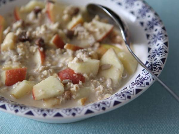 Petit déjeuner aux flocons d'avoine et aux fruits